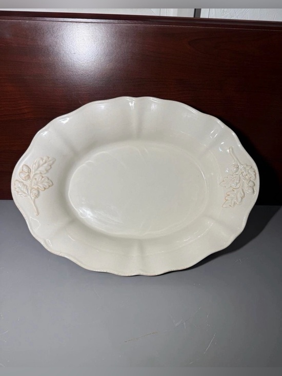 Victoria Beckham Other - Victoria White Ceramic Oval Serving Dish Scalloped Leaf Design